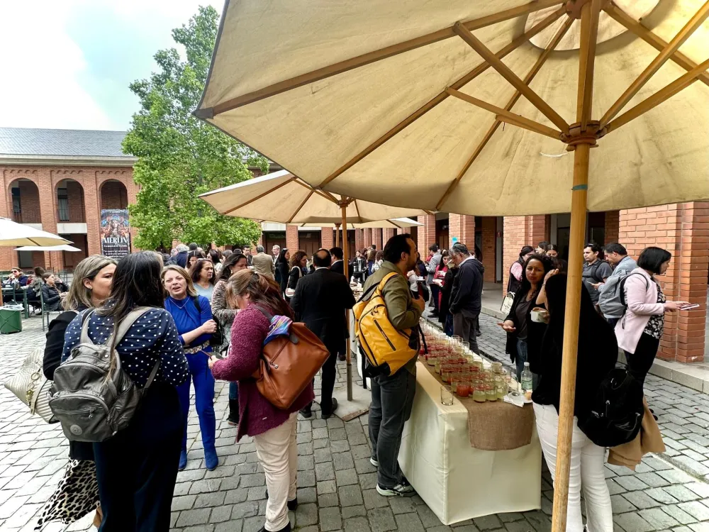 Pausa de café en el patio, Jornada 2024